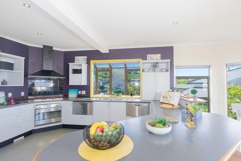 Photo of property in 42 Dress Circle, Newlands, Wellington, 6037