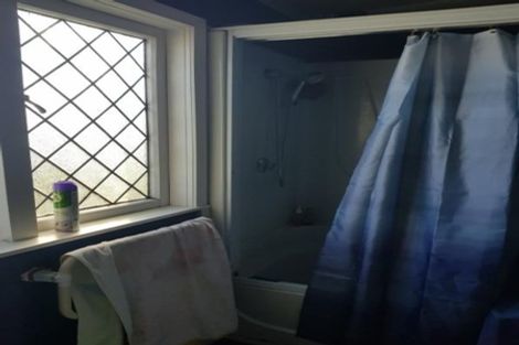 Photo of property in 942 East Coast Road, Northcross, Auckland, 0630