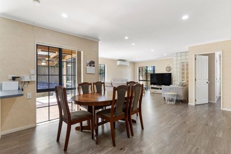 Photo of property in 3 Harobed Place, Weymouth, Auckland, 2103