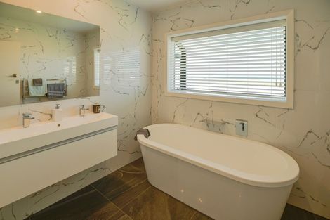 Photo of property in 98 The Esplanade, Westshore, Napier, 4110