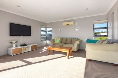 Photo of property in 2 Gennaker Lane, Whitby, Porirua, 5024