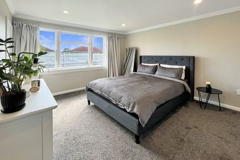 Photo of property in 4 Bristol Crescent, Roslyn, Palmerston North, 4414