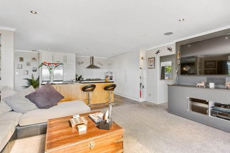 Photo of property in 121 Carlisle Road, Northcross, Auckland, 0632