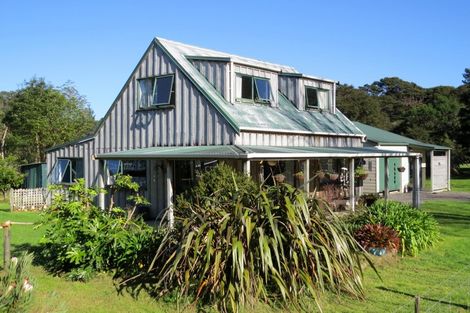Photo of property in 30 Colville Road, Coromandel, 3506