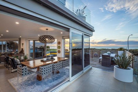 Photo of property in Weekeston Apartments, 2 Nobs Line, Strandon, New Plymouth, 4312