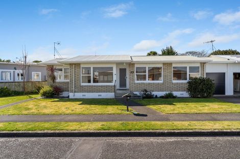 Photo of property in 55 Karaka Crescent, Levin, 5510