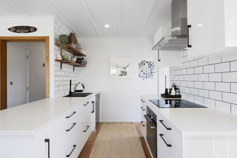 Photo of property in 4 Penguin Street, Leigh, 0985