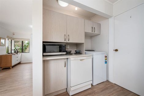 Photo of property in 64 Birdwood Road, Swanson, Auckland, 0612