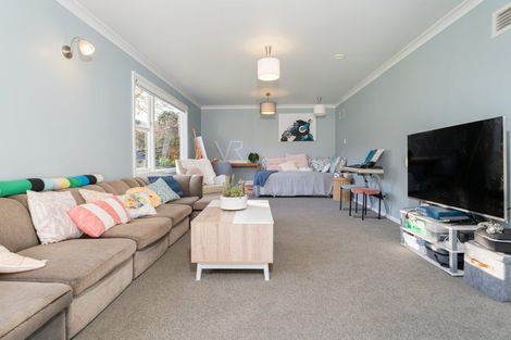 Photo of property in 2 Fitzwilliam Terrace, Tawa, Wellington, 5028