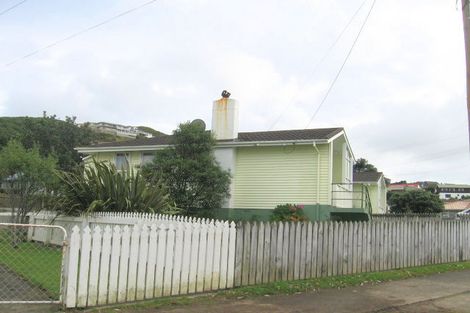 Photo of property in 67 Victory Crescent, Tawa, Wellington, 5028