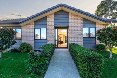 Photo of property in 9 Royalle Mews, Botany Downs, Auckland, 2010
