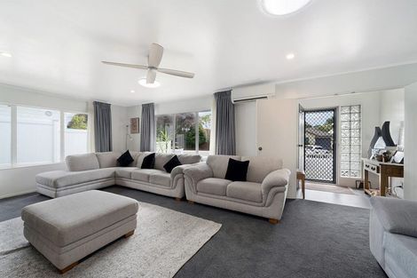 Photo of property in 15 Lanier Place, Glendene, Auckland, 0602