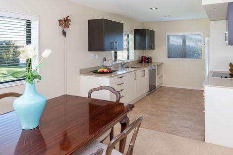 Photo of property in 9 Royalle Mews, Botany Downs, Auckland, 2010