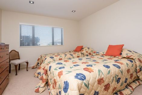 Photo of property in 9 Royalle Mews, Botany Downs, Auckland, 2010