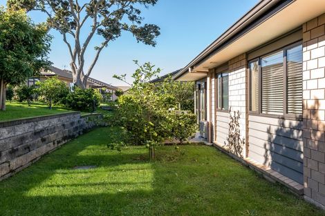 Photo of property in 9 Royalle Mews, Botany Downs, Auckland, 2010