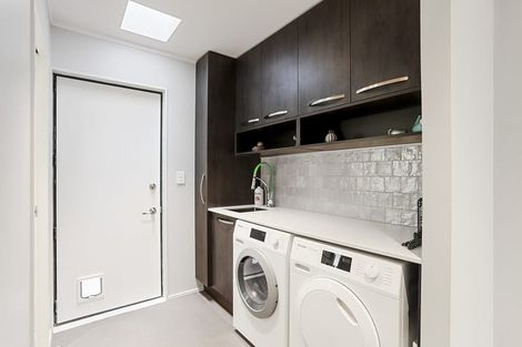 Photo of property in 13a Avonleigh Road, Green Bay, Auckland, 0604