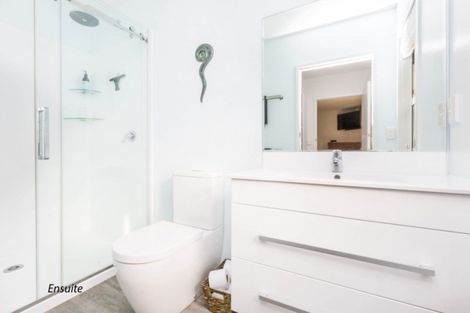 Photo of property in 32 King Charles Drive, Kingsley Heights, Upper Hutt, 5018