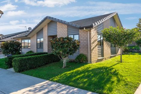 Photo of property in 9 Royalle Mews, Botany Downs, Auckland, 2010