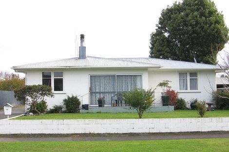 Photo of property in 18 Mokau Place, Terrace End, Palmerston North, 4410