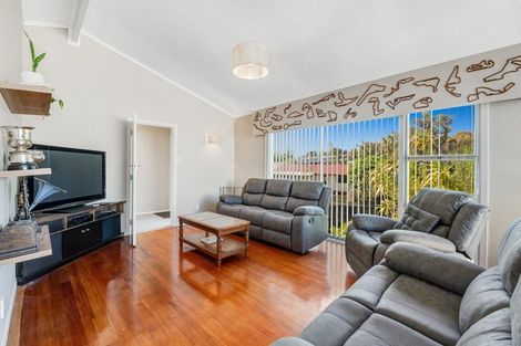 Photo of property in 39 Totaravale Drive, Totara Vale, Auckland, 0629