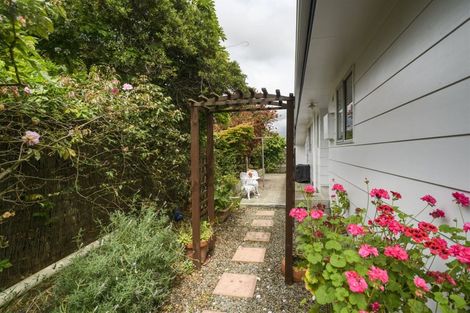 Photo of property in 5 Hillcrest Drive, Kelvin Grove, Palmerston North, 4414