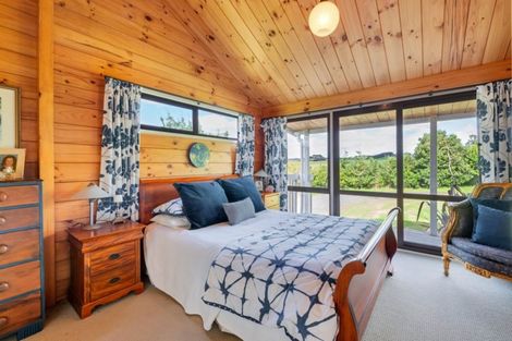 Photo of property in 10 Mcmurdo Road, South Head, Helensville, 0874
