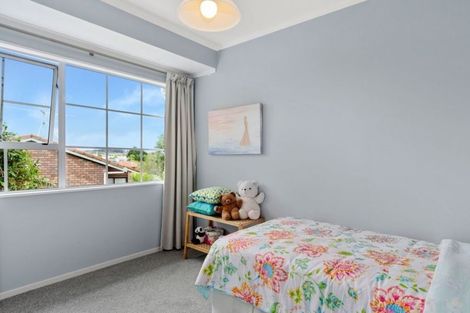 Photo of property in 2/10 Landsberg Way, Windsor Park, Auckland, 0632
