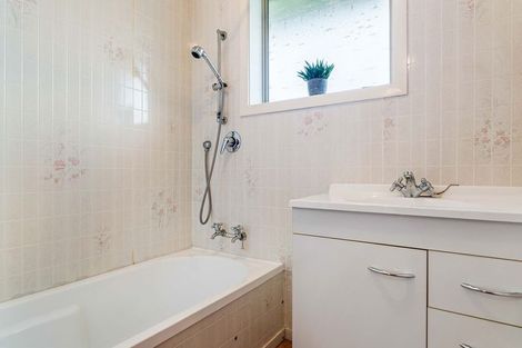 Photo of property in 2/13 Kowhai Avenue, Mangere Bridge, Auckland, 2022