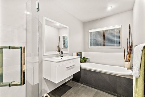 Photo of property in 2/6 Braemar Road, Rothesay Bay, Auckland, 0630