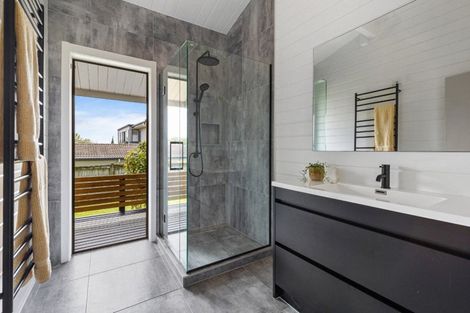 Photo of property in 27 Clarks Beach Road, Clarks Beach, 2122