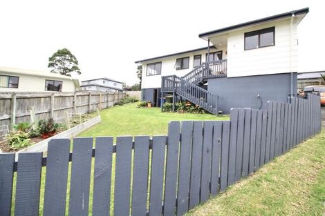 Photo of property in 1/8 Louise Place, West Harbour, Auckland, 0618