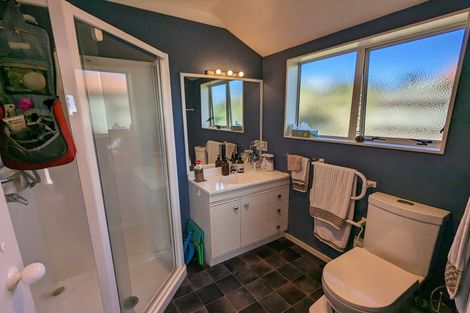 Photo of property in 10 Crown Hill, Paraparaumu, 5032