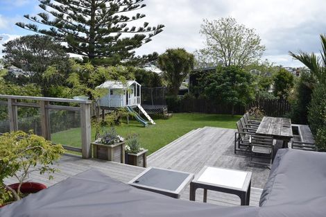 Photo of property in 11 Beulah Avenue, Rothesay Bay, Auckland, 0630