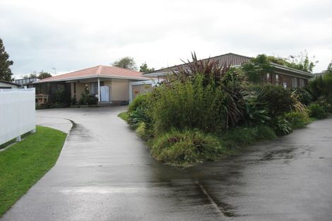 Photo of property in 2/28 Ballater Place, Highland Park, Auckland, 2010