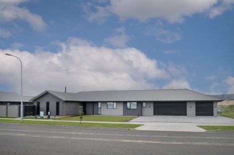 Photo of property in 76 Johnstone Drive, Fitzherbert, Palmerston North, 4410