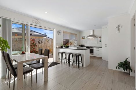 Photo of property in 24 Leet Crescent, Papamoa Beach, Papamoa, 3118