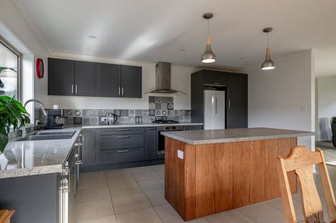 Photo of property in 6 Silkwood Place, Fitzherbert, Palmerston North, 4410