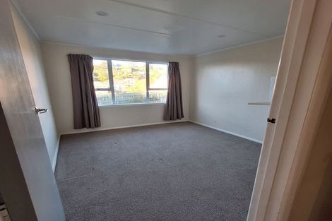 Photo of property in 18 Lyndfield Lane, Newlands, Wellington, 6037