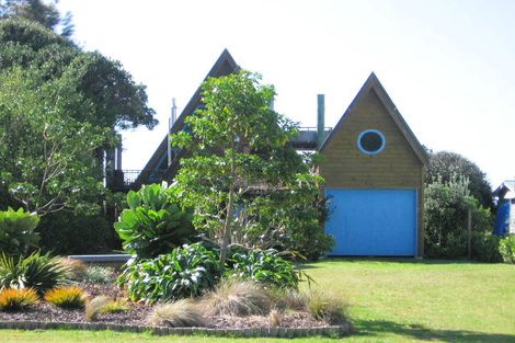 Photo of property in 25 Banks Street, Cooks Beach, Whitianga, 3591