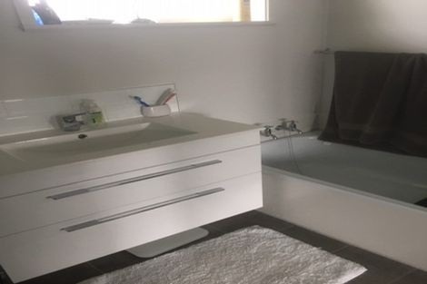 Photo of property in 2 Anne Road, Hillcrest, Auckland, 0627