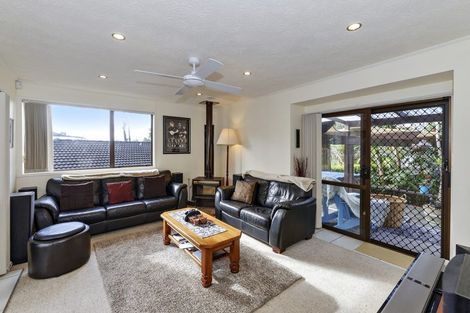 Photo of property in 11 Panzic Place, Glen Eden, Auckland, 0602