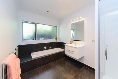 Photo of property in 6 D'urville Place, Kelvin Grove, Palmerston North, 4414