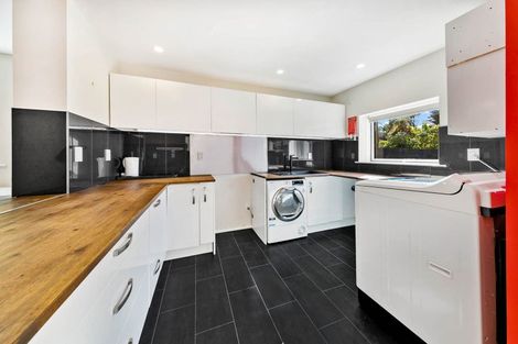 Photo of property in 18 Grassmere Road, Henderson Valley, Auckland, 0612