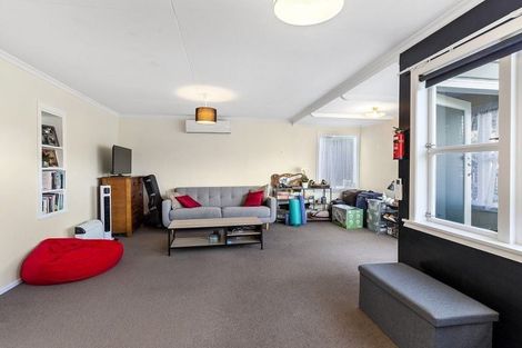 Photo of property in 3 Thames Street, Island Bay, Wellington, 6023