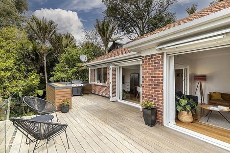 Photo of property in 46 Otitori Bay Road, Titirangi, Auckland, 0604