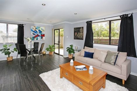 Photo of property in 2/28 Greenhaven Avenue, Opaheke, Papakura, 2113