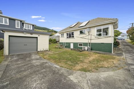 Photo of property in 25 Mexted Terrace, Tawa, Wellington, 5028