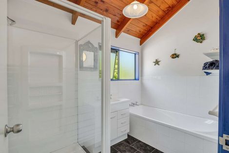 Photo of property in 11 North Way, Titirangi, Auckland, 0604