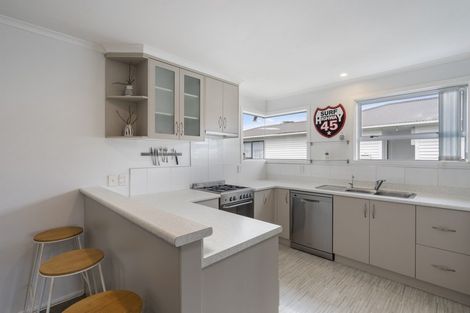 Photo of property in 16 Karaka Street, Merrilands, New Plymouth, 4312