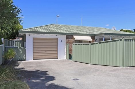 Photo of property in 2/1003 Caroline Road, Mayfair, Hastings, 4122